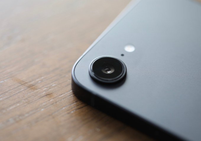 Apple iPhone 16e device overview