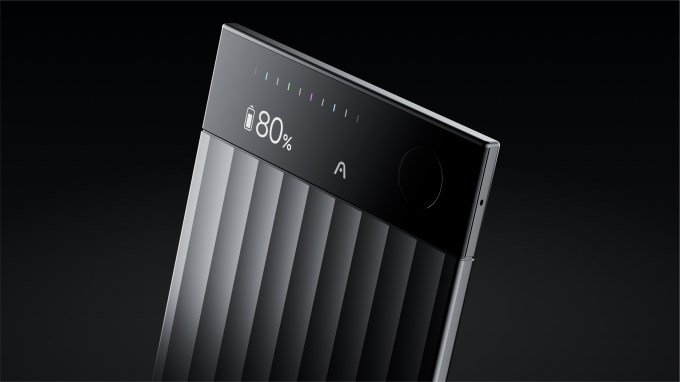 An image of Plaud AI hardware notetaker displaying battery level on its tiny screen.