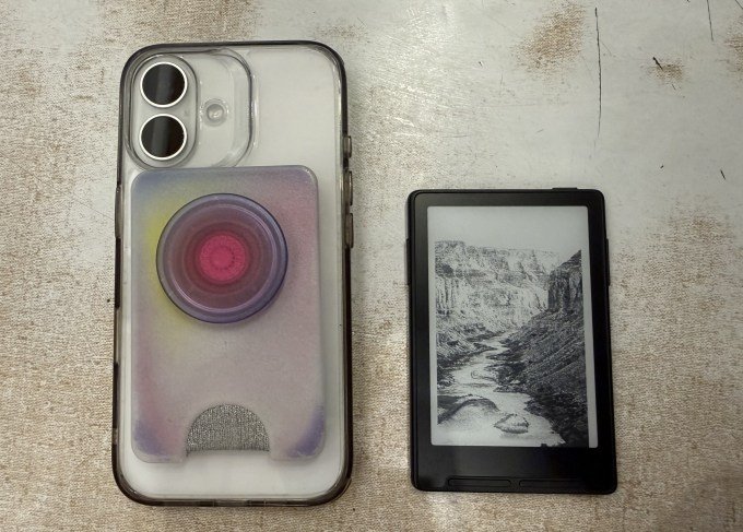 Comparison of Xteink X3 and Pop Socket